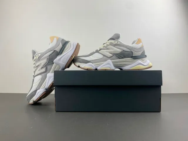 New Balance Gris Beige Semelle Sculptée En Couches Maille Et Daim Supérieur Baskets Chunky 14
