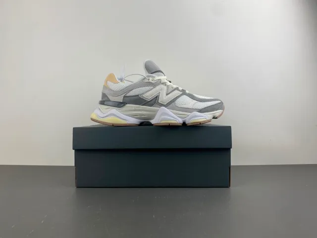 New Balance Gris Beige Semelle Sculptée En Couches Maille Et Daim Supérieur Baskets Chunky 15