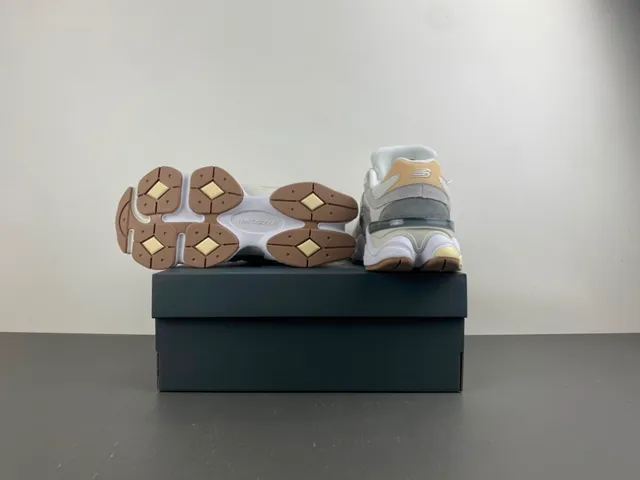 New Balance Gris Beige Semelle Sculptée En Couches Maille Et Daim Supérieur Baskets Chunky 16