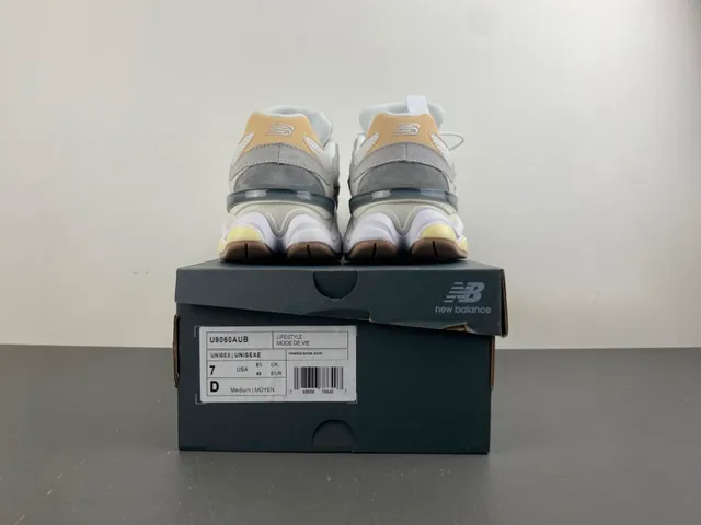 New Balance Gris Beige Semelle Sculptée En Couches Maille Et Daim Supérieur Baskets Chunky 17