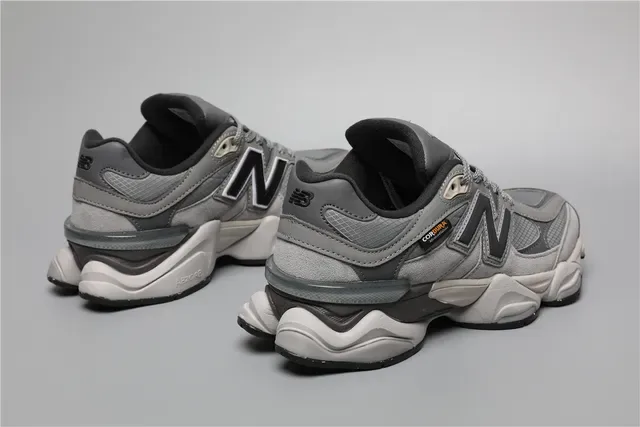 New Balance ধূসর কালো মোটা খোদাই করা মধ্যসোল স্তরযুক্ত মেশ এবং সিন্থেটিক উপর লাইফস্টাইল স্নিকার 3