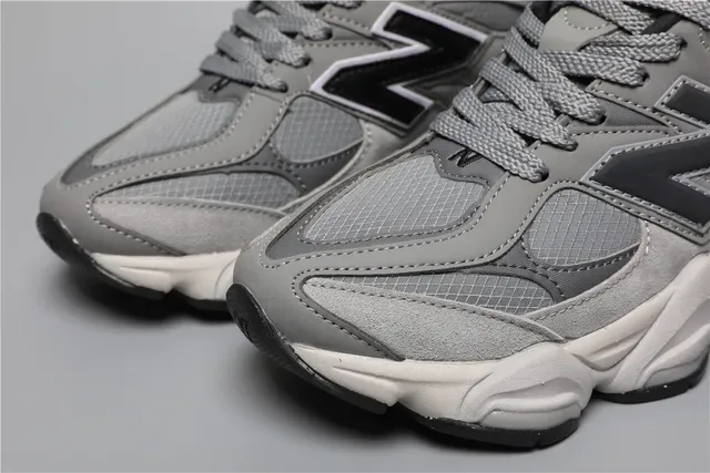 New Balance ধূসর কালো মোটা খোদাই করা মধ্যসোল স্তরযুক্ত মেশ এবং সিন্থেটিক উপর লাইফস্টাইল স্নিকার 4