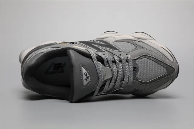 New Balance ধূসর কালো মোটা খোদাই করা মধ্যসোল স্তরযুক্ত মেশ এবং সিন্থেটিক উপর লাইফস্টাইল স্নিকার 7