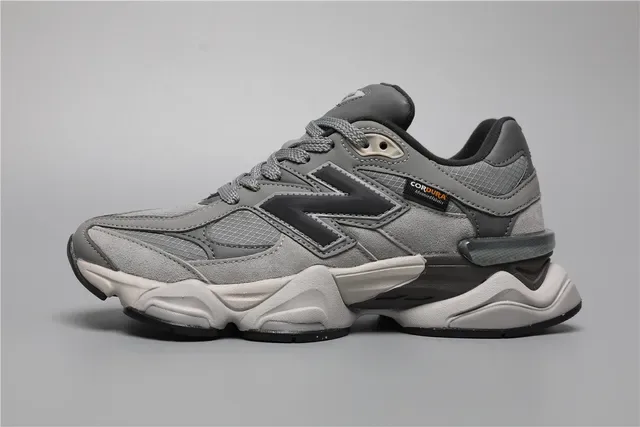 New Balance ধূসর কালো মোটা খোদাই করা মধ্যসোল স্তরযুক্ত মেশ এবং সিন্থেটিক উপর লাইফস্টাইল স্নিকার 9