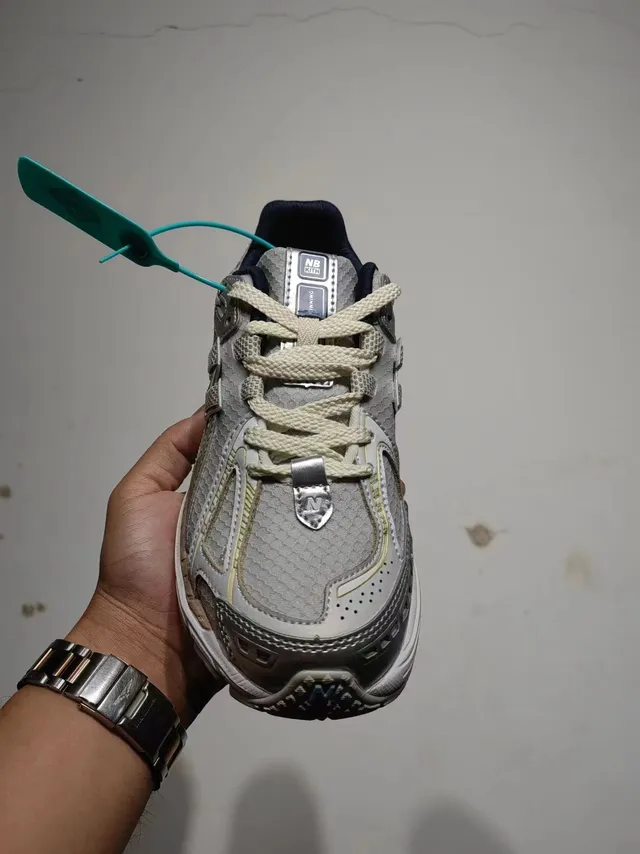 New Balance Zapatos de correr gris azul con upper mesh-sintético estructurado con jaula de talón acentuada en oro 2