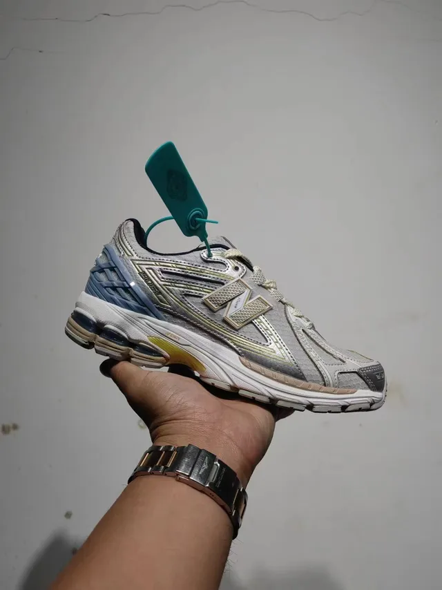 New Balance Zapatos de correr gris azul con upper mesh-sintético estructurado con jaula de talón acentuada en oro 3