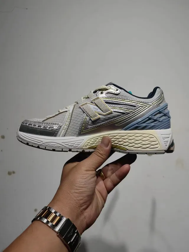 New Balance Zapatos de correr gris azul con upper mesh-sintético estructurado con jaula de talón acentuada en oro 5