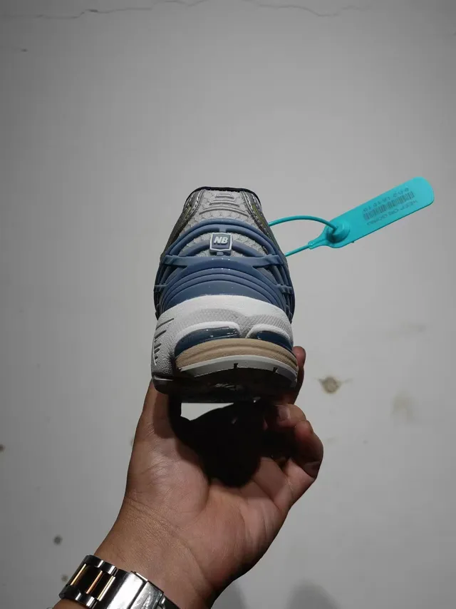 New Balance Zapatos de correr gris azul con upper mesh-sintético estructurado con jaula de talón acentuada en oro 6