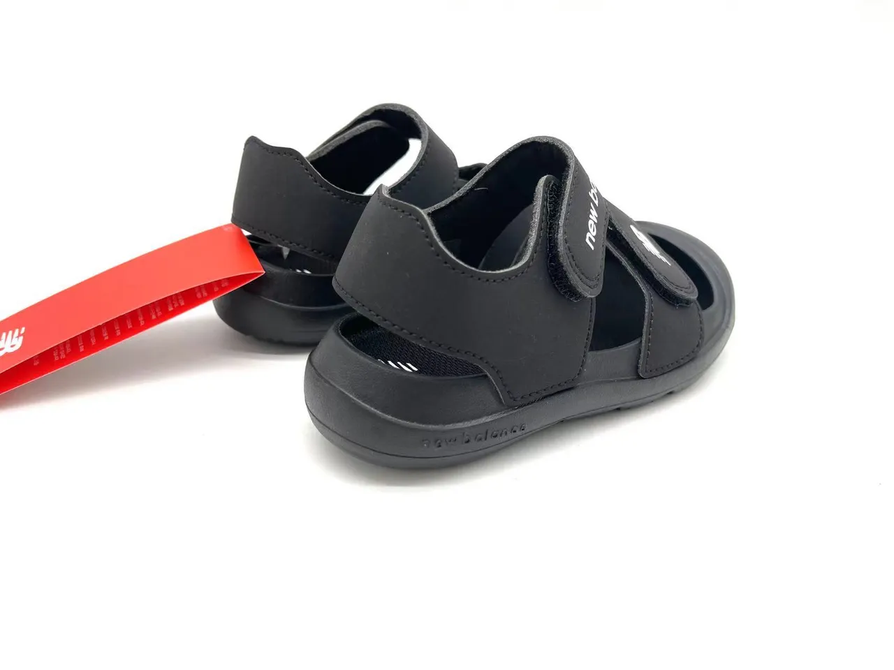 New Balance Enfants à deux sangles Velcro doigt fermé Sandales Casual 5