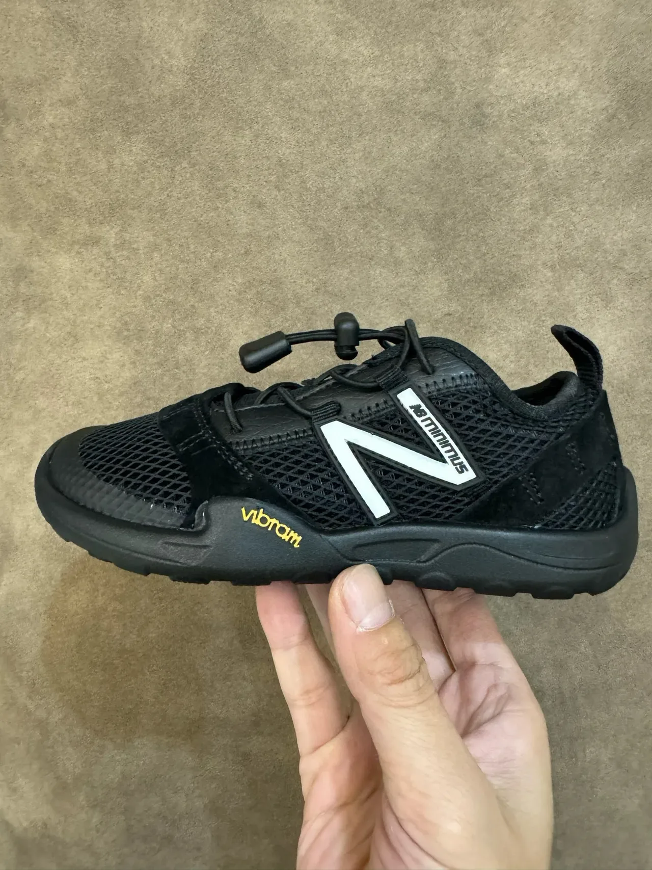 New Balance Minimus Baskets Lifestyle Noir Blanc en Maille 24