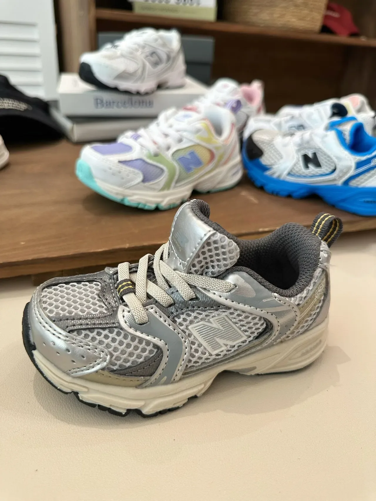 New Balance Baskets Lifestyle Rose Blanc avec Sémelle Médiane Épaisse et Tige Hybride Mesh-Synthétique 3