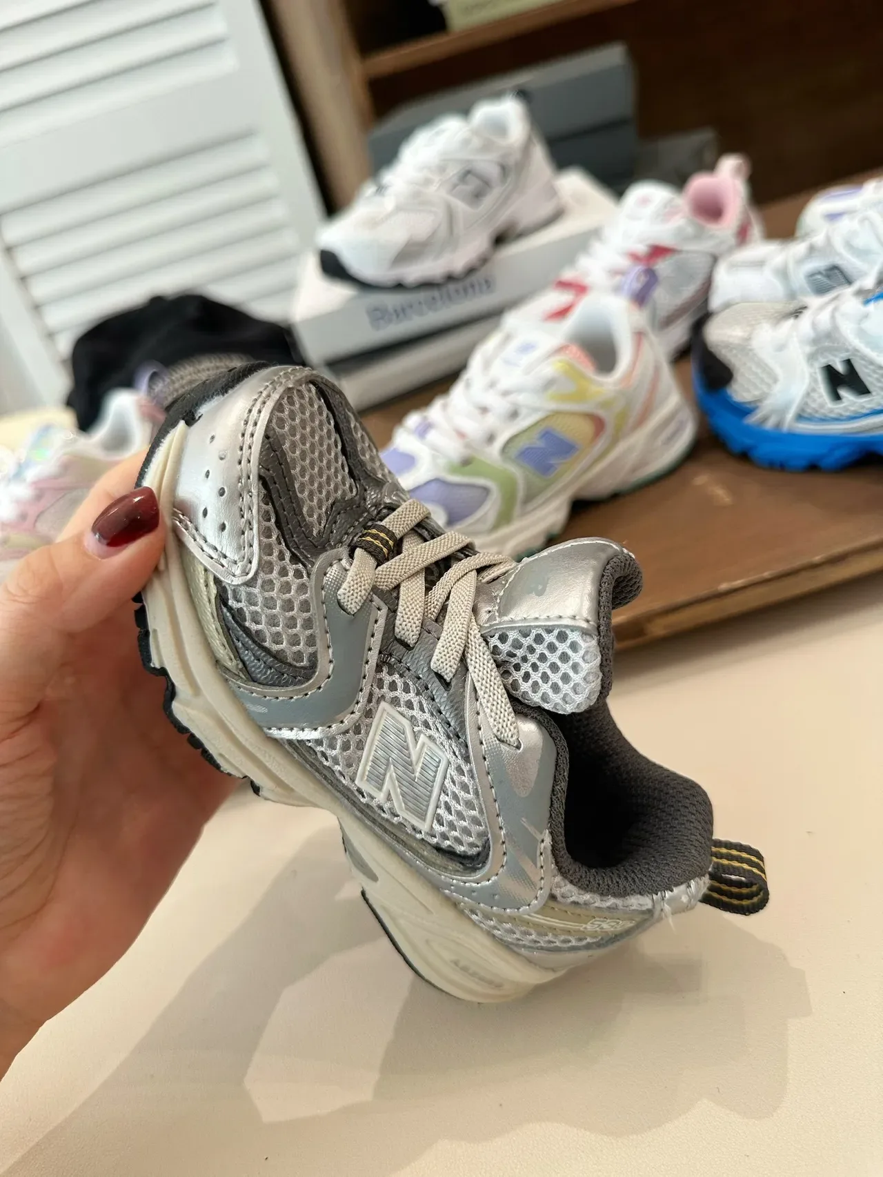 New Balance Baskets Lifestyle Rose Blanc avec Sémelle Médiane Épaisse et Tige Hybride Mesh-Synthétique 4