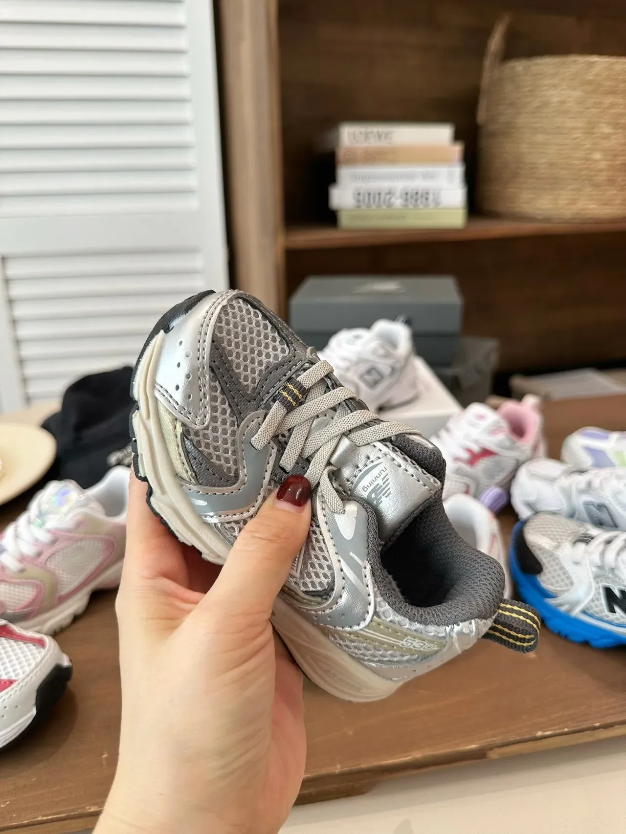 New Balance Baskets Lifestyle Rose Blanc avec Sémelle Médiane Épaisse et Tige Hybride Mesh-Synthétique 5
