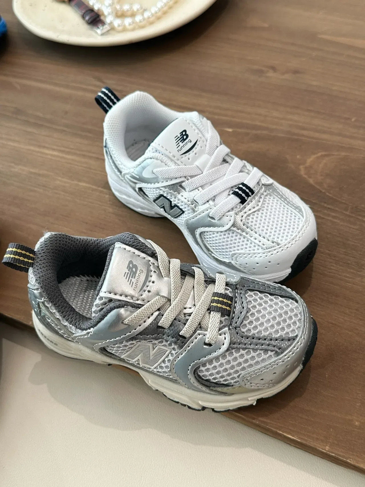 New Balance Baskets Lifestyle Rose Blanc avec Sémelle Médiane Épaisse et Tige Hybride Mesh-Synthétique 6