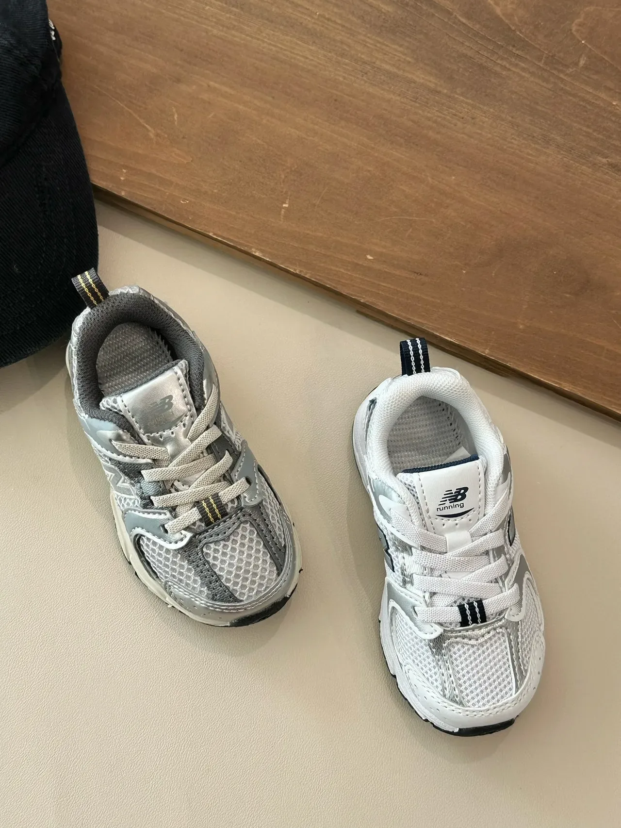 New Balance Baskets Lifestyle Rose Blanc avec Sémelle Médiane Épaisse et Tige Hybride Mesh-Synthétique 7