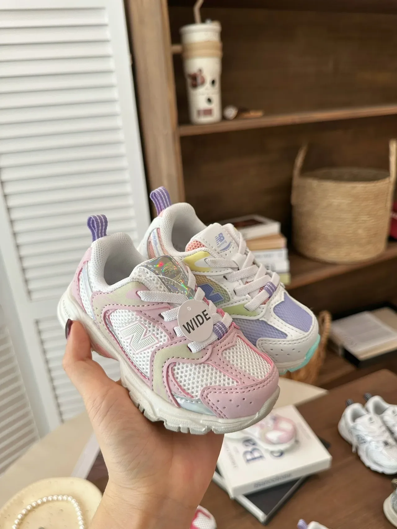 New Balance Baskets Lifestyle Rose Blanc avec Sémelle Médiane Épaisse et Tige Hybride Mesh-Synthétique 8