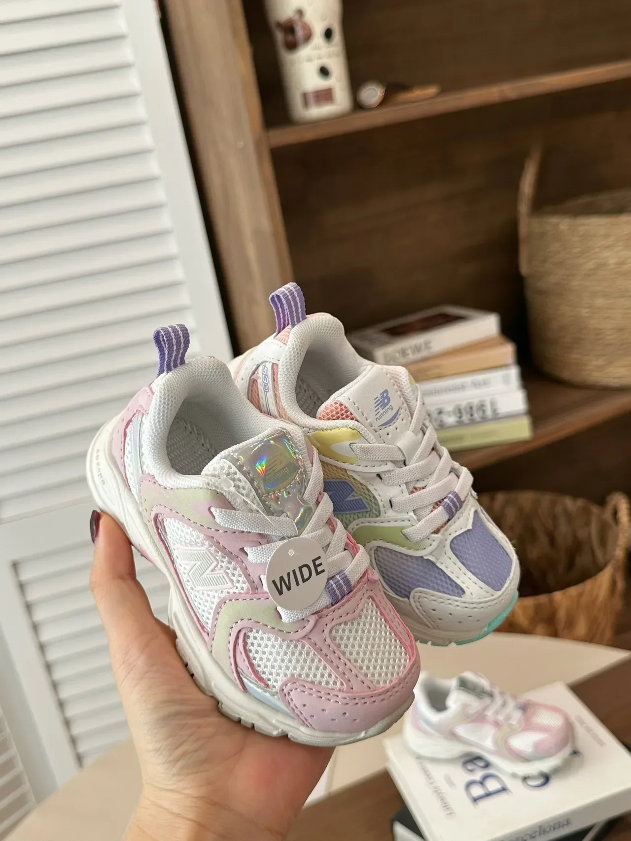 New Balance Baskets Lifestyle Rose Blanc avec Sémelle Médiane Épaisse et Tige Hybride Mesh-Synthétique 9