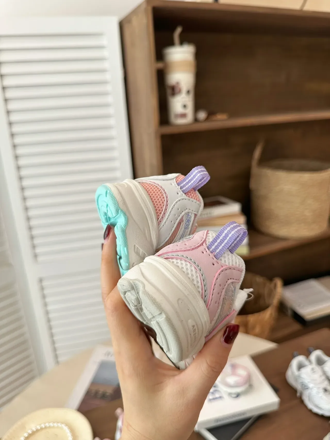 New Balance Baskets Lifestyle Rose Blanc avec Sémelle Médiane Épaisse et Tige Hybride Mesh-Synthétique 10