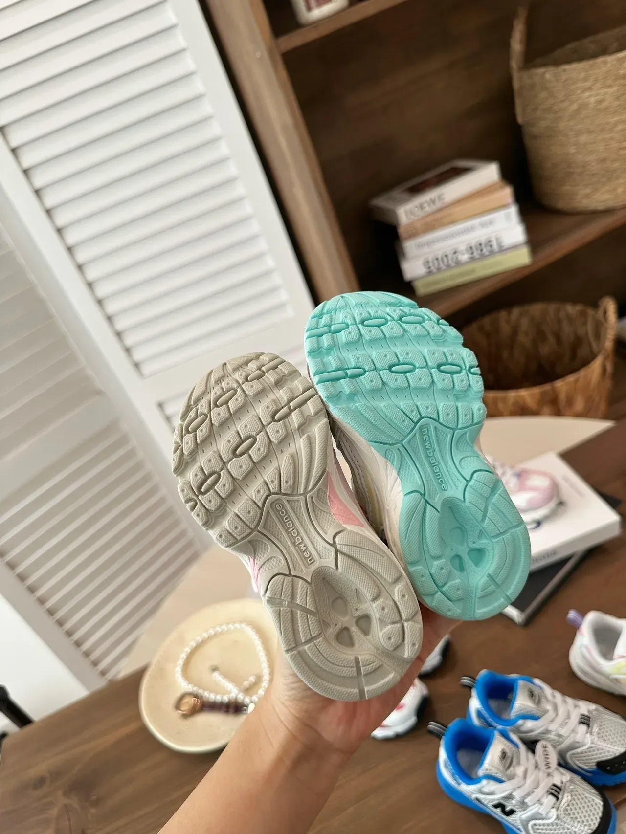 New Balance Baskets Lifestyle Rose Blanc avec Sémelle Médiane Épaisse et Tige Hybride Mesh-Synthétique 11