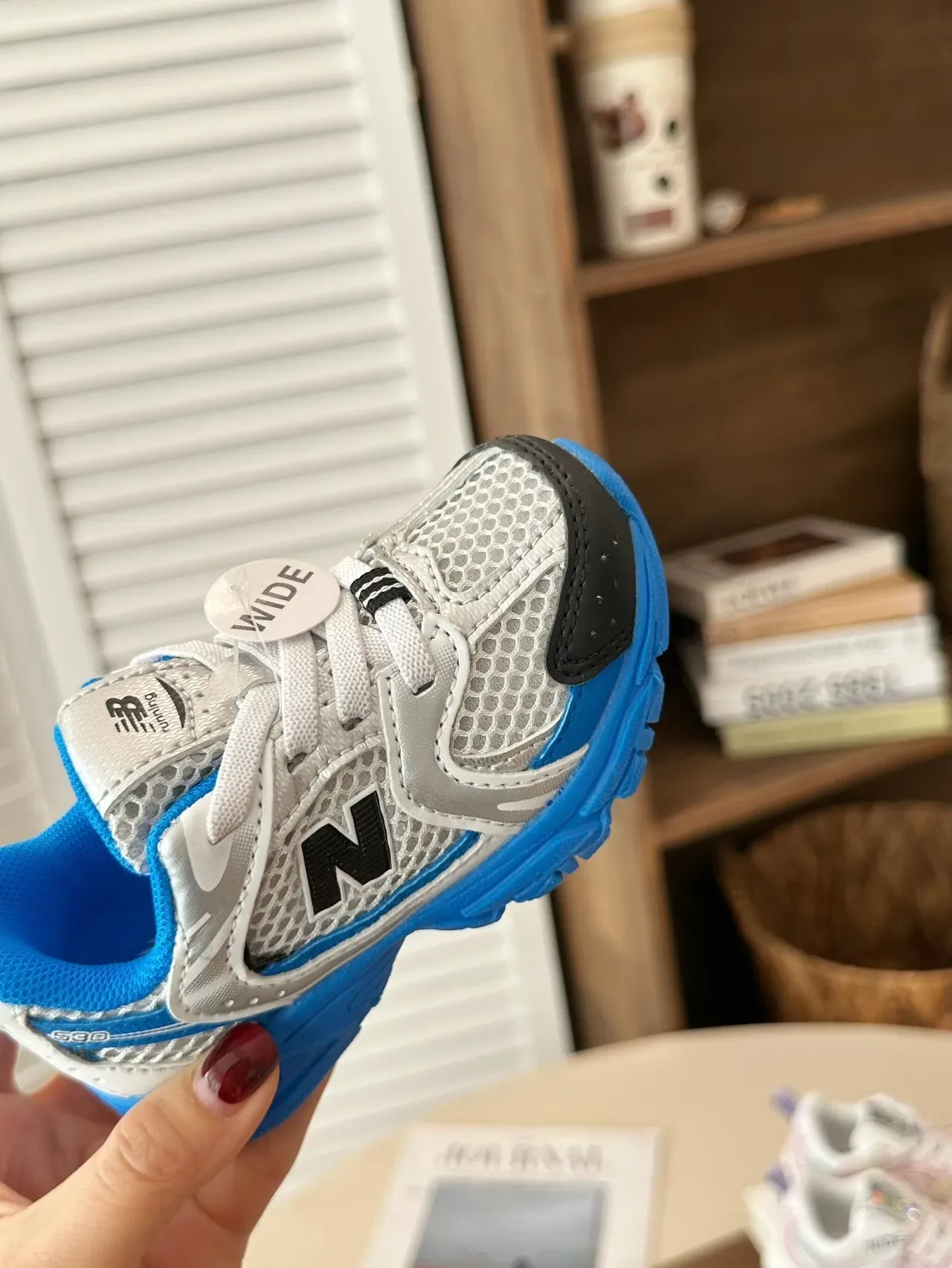 New Balance Baskets Lifestyle Rose Blanc avec Sémelle Médiane Épaisse et Tige Hybride Mesh-Synthétique 12
