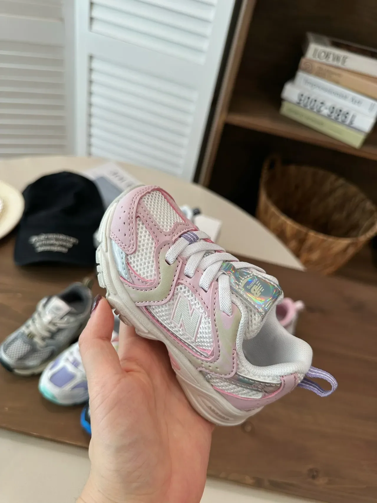 New Balance Baskets Lifestyle Rose Blanc avec Sémelle Médiane Épaisse et Tige Hybride Mesh-Synthétique 16