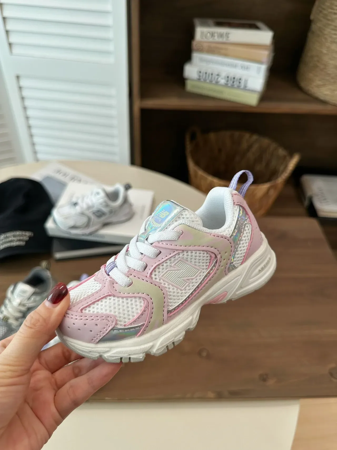 New Balance Baskets Lifestyle Rose Blanc avec Sémelle Médiane Épaisse et Tige Hybride Mesh-Synthétique 17