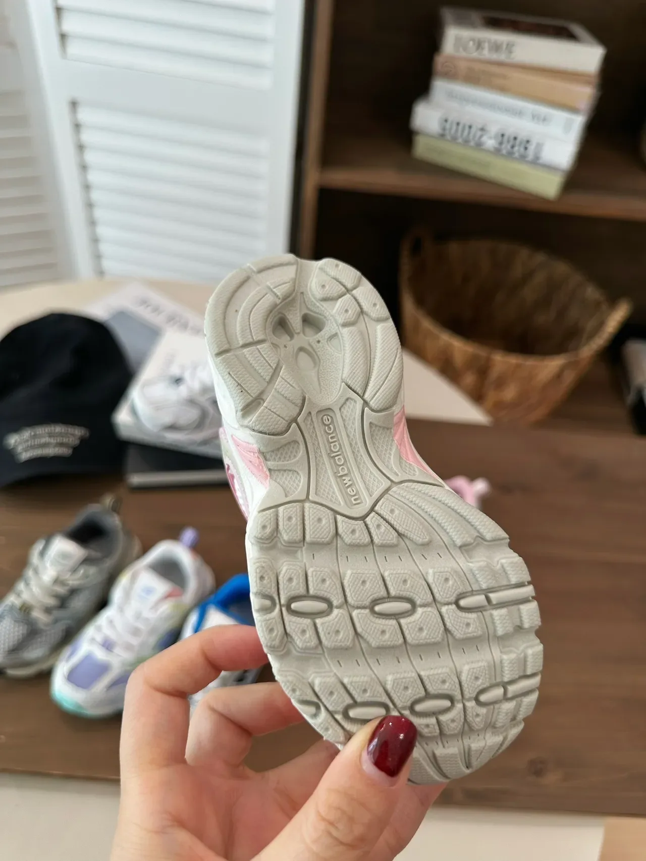 New Balance Baskets Lifestyle Rose Blanc avec Sémelle Médiane Épaisse et Tige Hybride Mesh-Synthétique 18