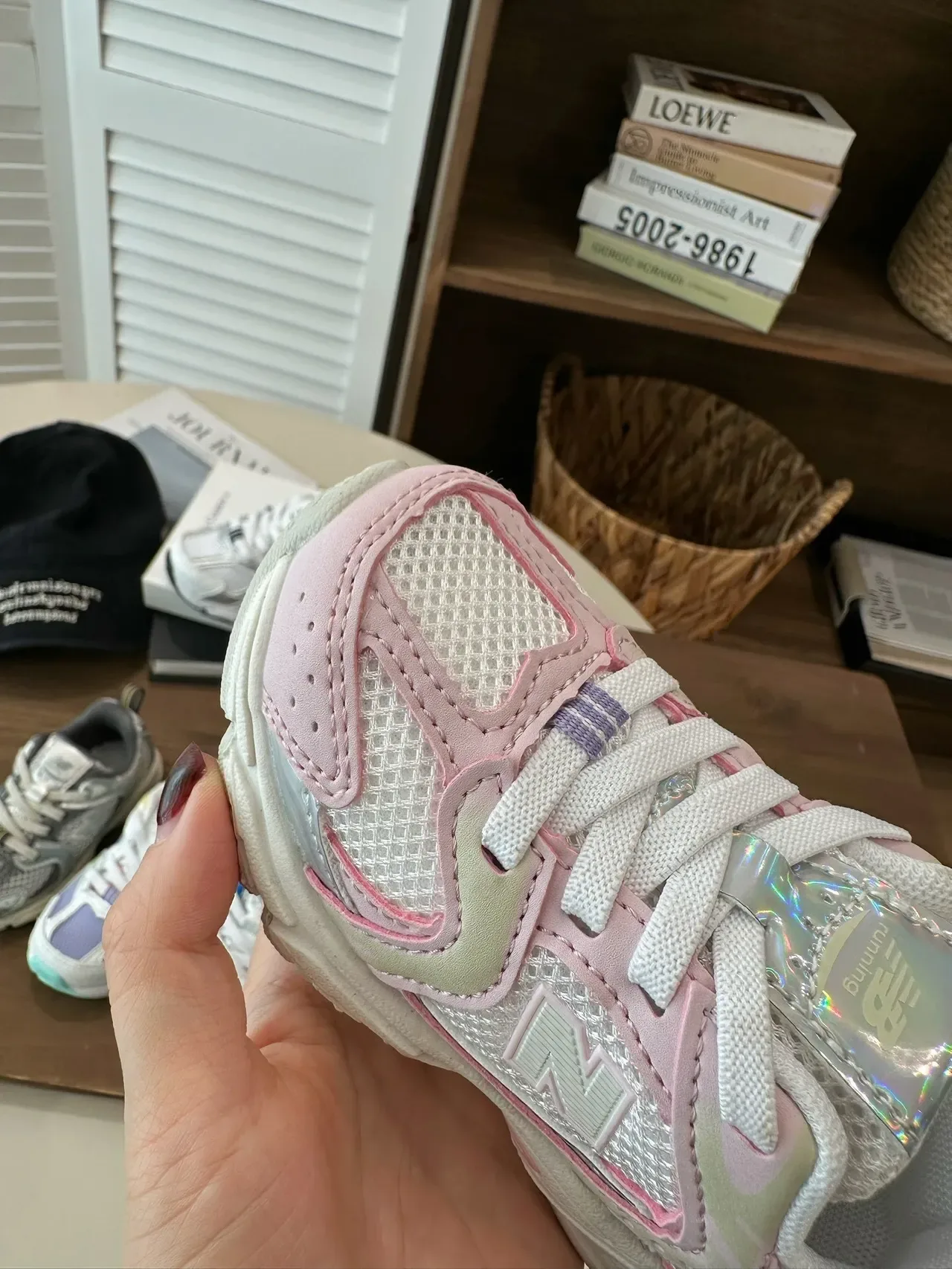 New Balance Baskets Lifestyle Rose Blanc avec Sémelle Médiane Épaisse et Tige Hybride Mesh-Synthétique 19
