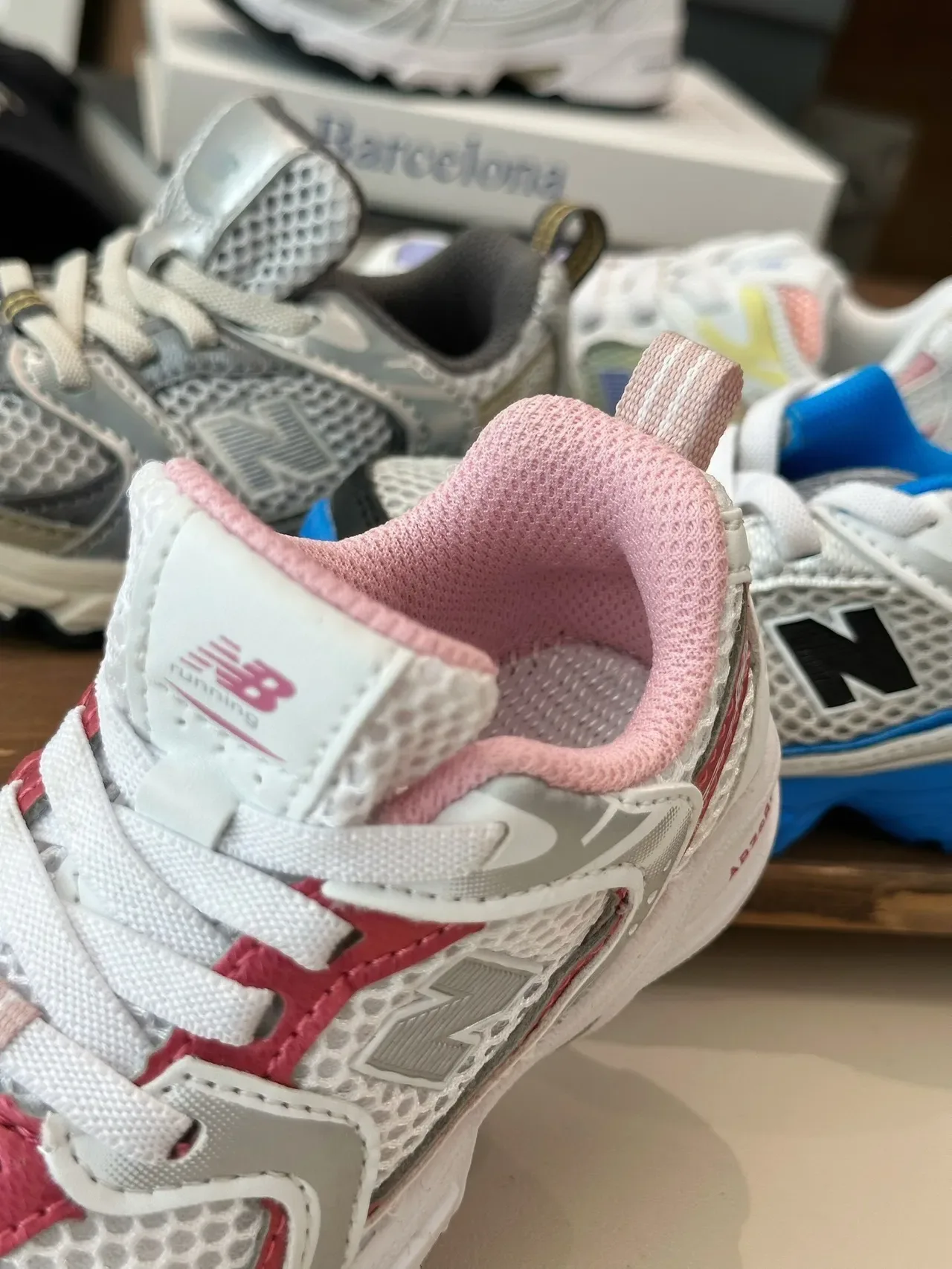 New Balance Baskets Lifestyle Rose Blanc avec Sémelle Médiane Épaisse et Tige Hybride Mesh-Synthétique 20