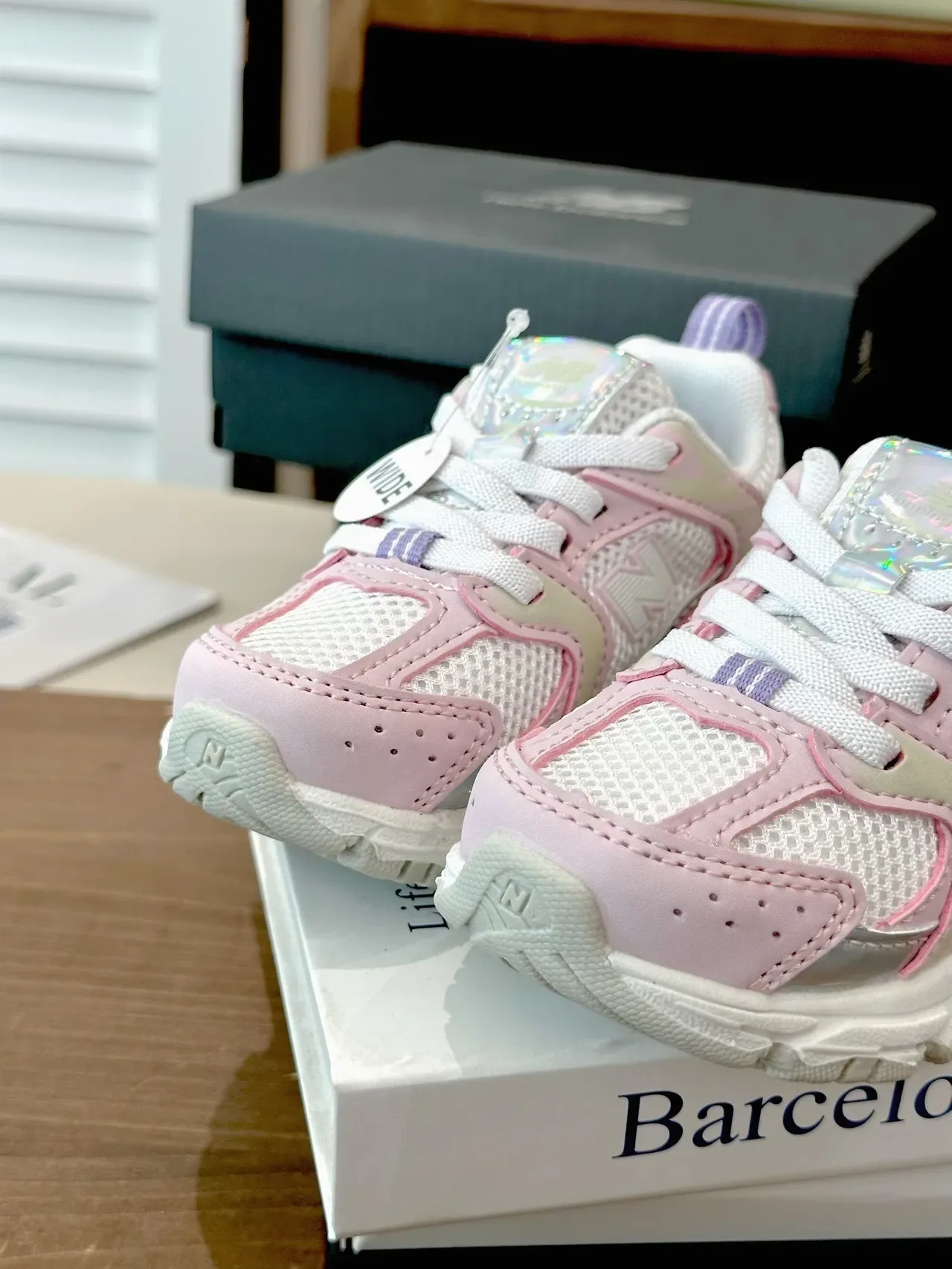 New Balance Baskets Lifestyle Rose Blanc avec Sémelle Médiane Épaisse et Tige Hybride Mesh-Synthétique 21