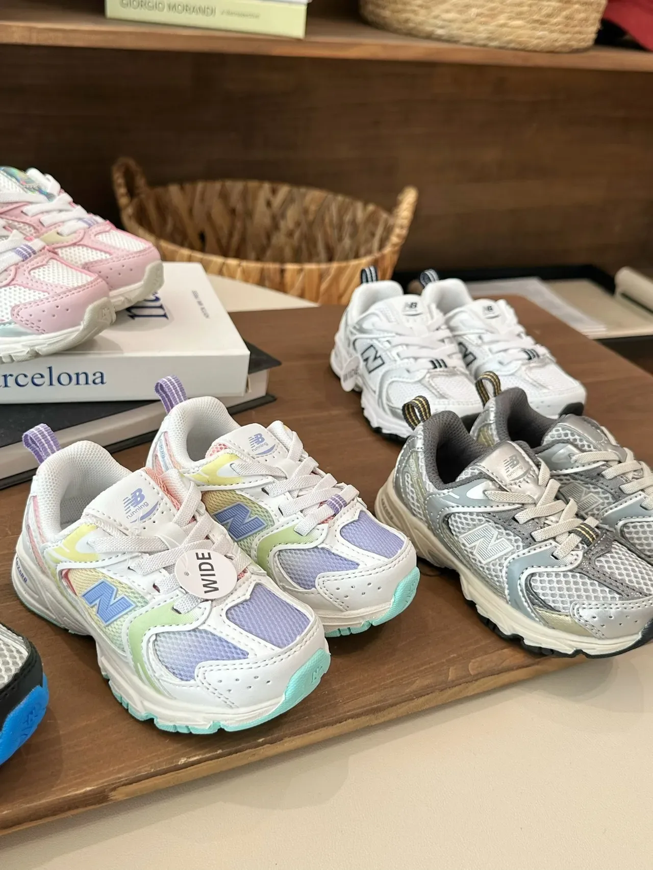 New Balance Baskets Lifestyle Rose Blanc avec Sémelle Médiane Épaisse et Tige Hybride Mesh-Synthétique 22