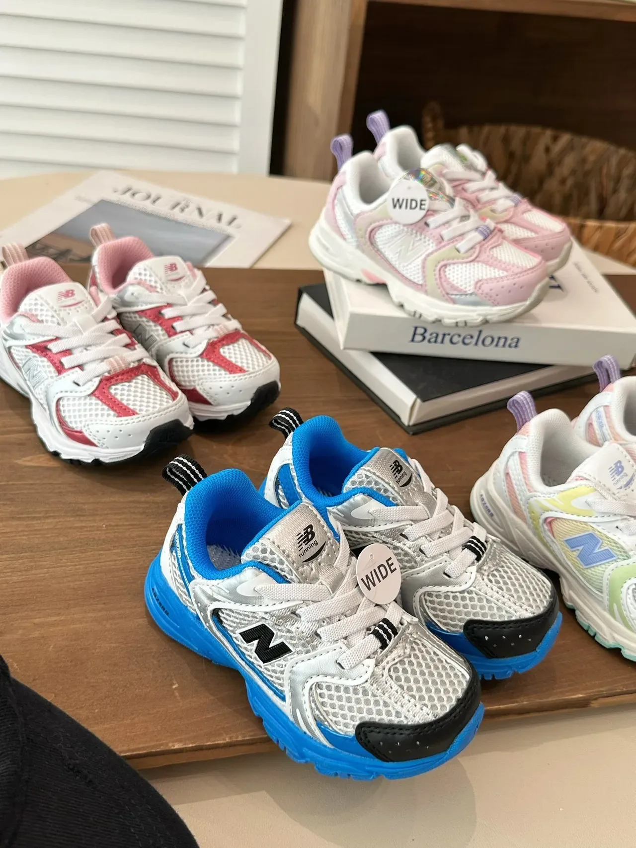 New Balance Baskets Lifestyle Rose Blanc avec Sémelle Médiane Épaisse et Tige Hybride Mesh-Synthétique 23