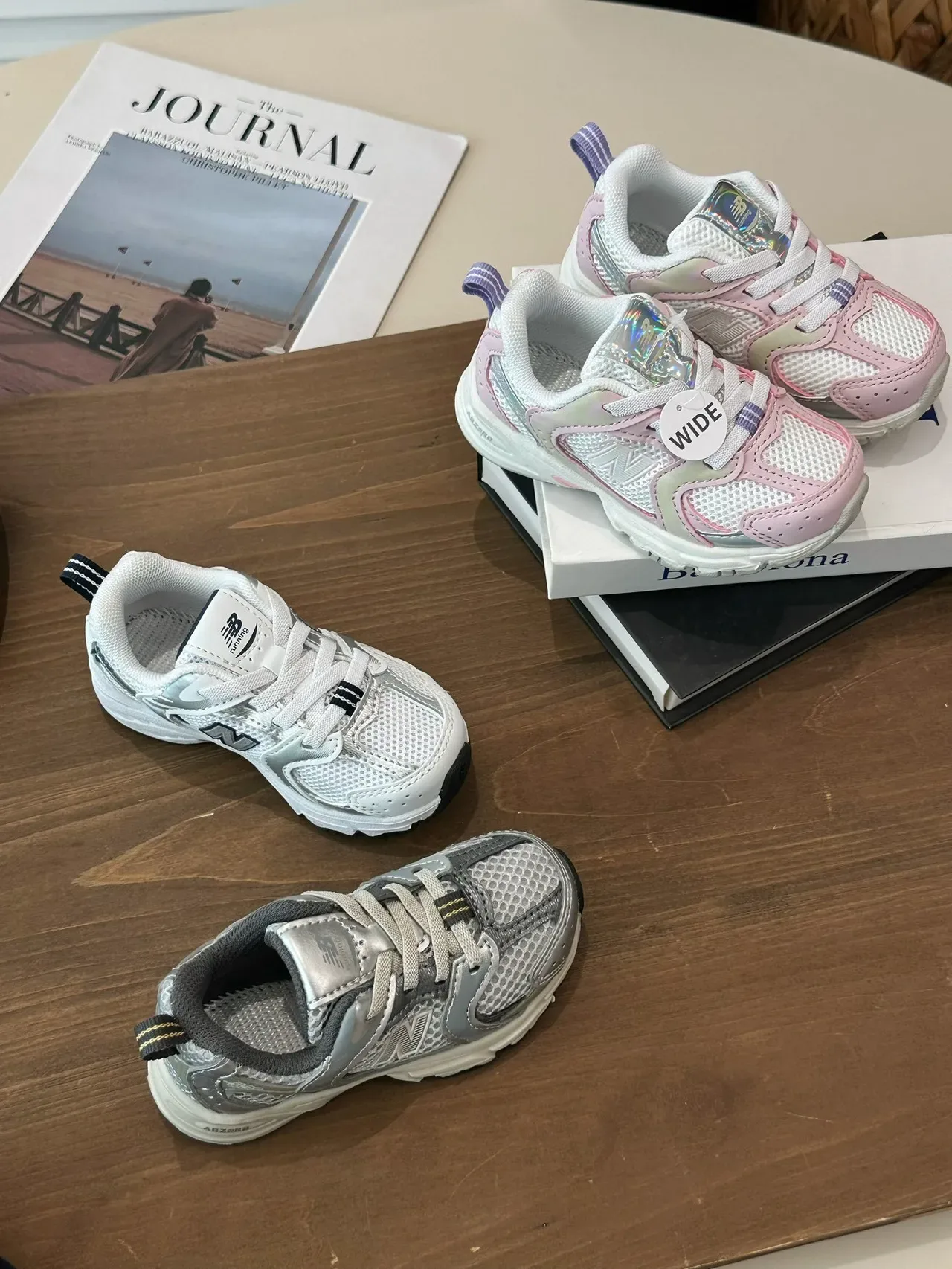 New Balance Baskets Lifestyle Rose Blanc avec Sémelle Médiane Épaisse et Tige Hybride Mesh-Synthétique 24