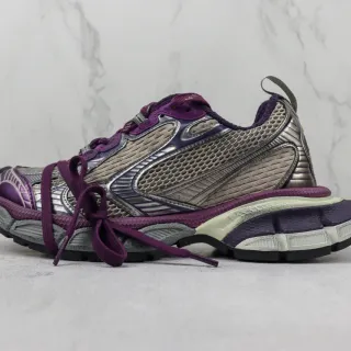 New Balance حذاء رياضي chunky بلون أرجواني رمادي مع upper من شبكة وصناعي في طبقات، midsole منحوت متعدد الألوان