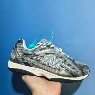 New Balance Plata Negro Metálico Malla Superior Superposiciones Sintéticas Zapatos de Running