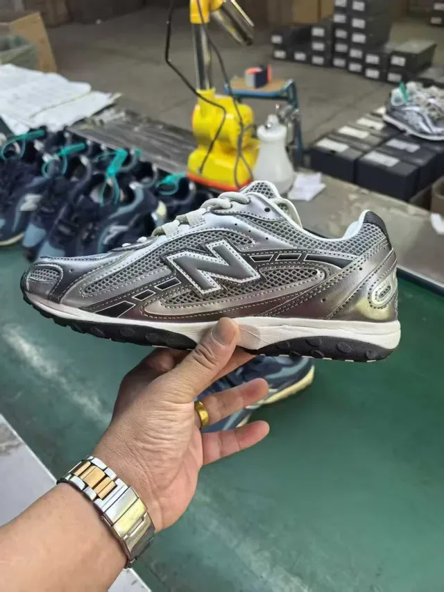 New Balance Argent Noir Métallique Maille Supérieure Superpositions Synthétiques Chaussures de Running 4