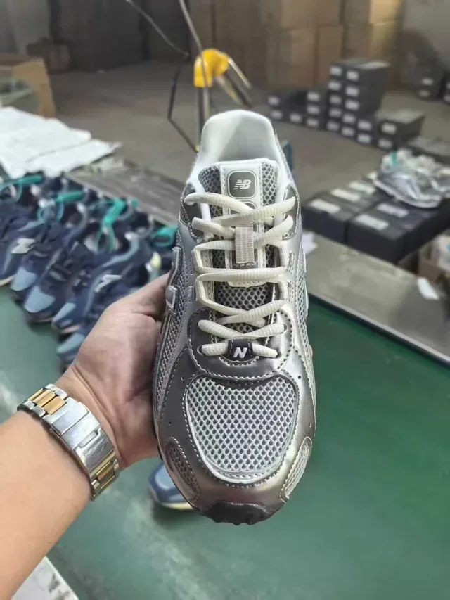 New Balance Argent Noir Métallique Maille Supérieure Superpositions Synthétiques Chaussures de Running 5