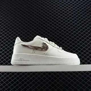 Nike Air Force 1 व्हाइट सिल्वर डीकंस्ट्रक्टेड स्वोश लाइफस्टाइल स्नीकर