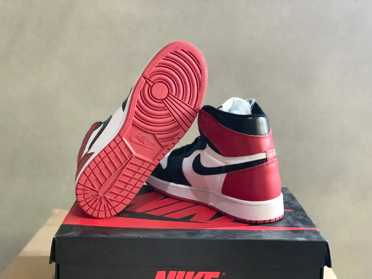 Nike Air Jordan 1 High Black White Red Basketball Shoes 2