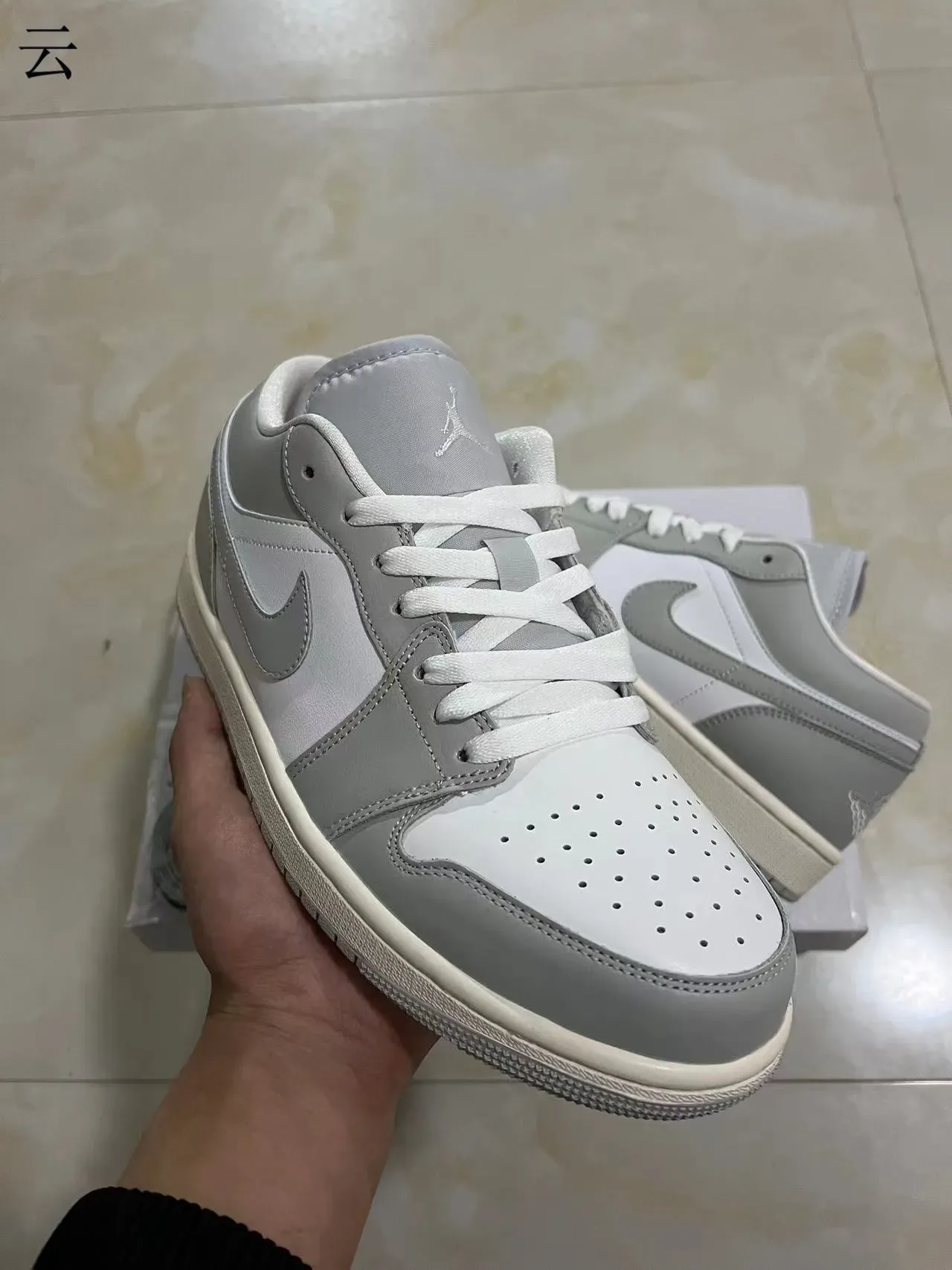 Nike Air Jordan 1 Low رمادي وأبيض Lifestyle Sneakers 2