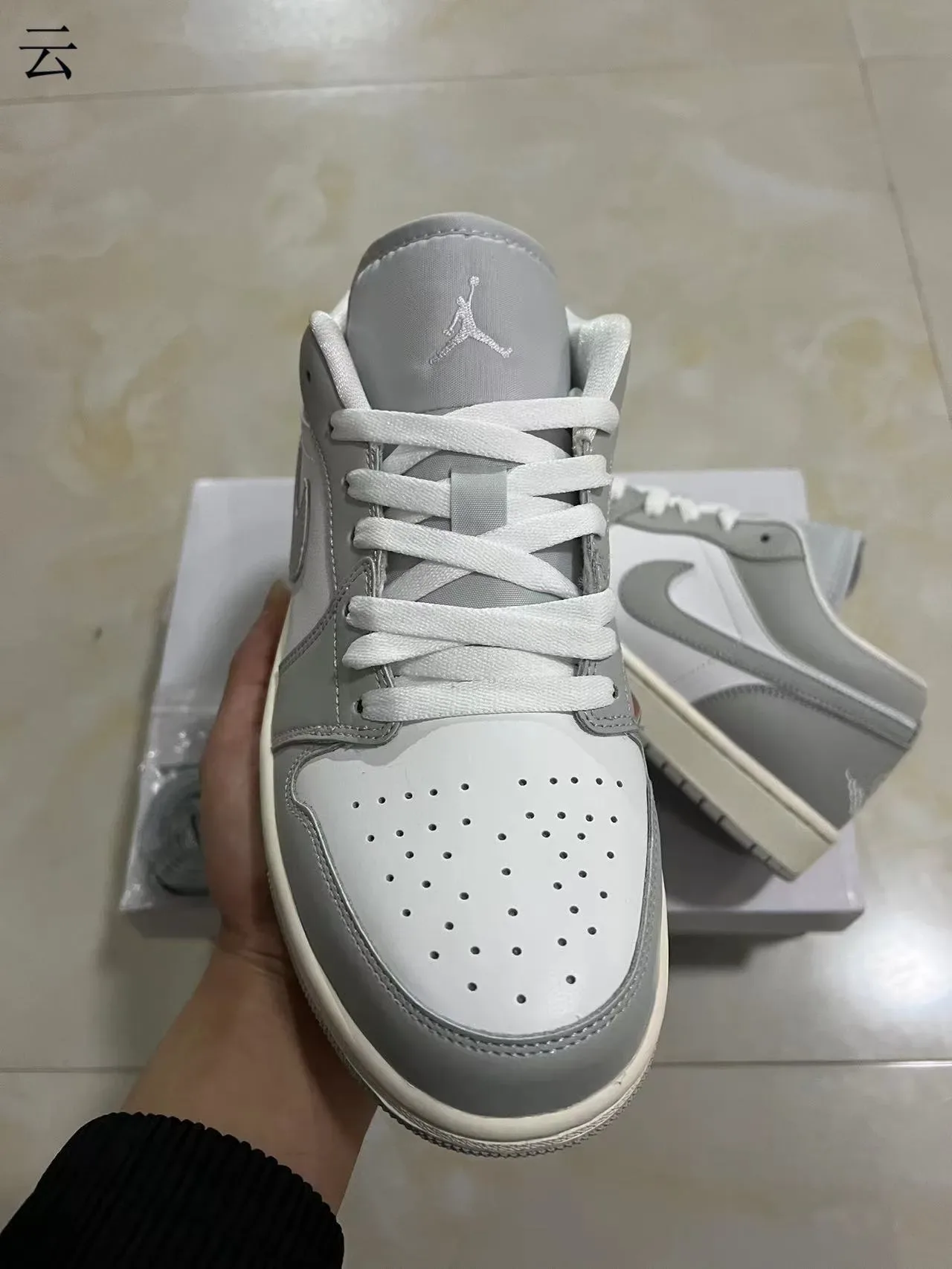 Nike Air Jordan 1 Low رمادي وأبيض Lifestyle Sneakers 3