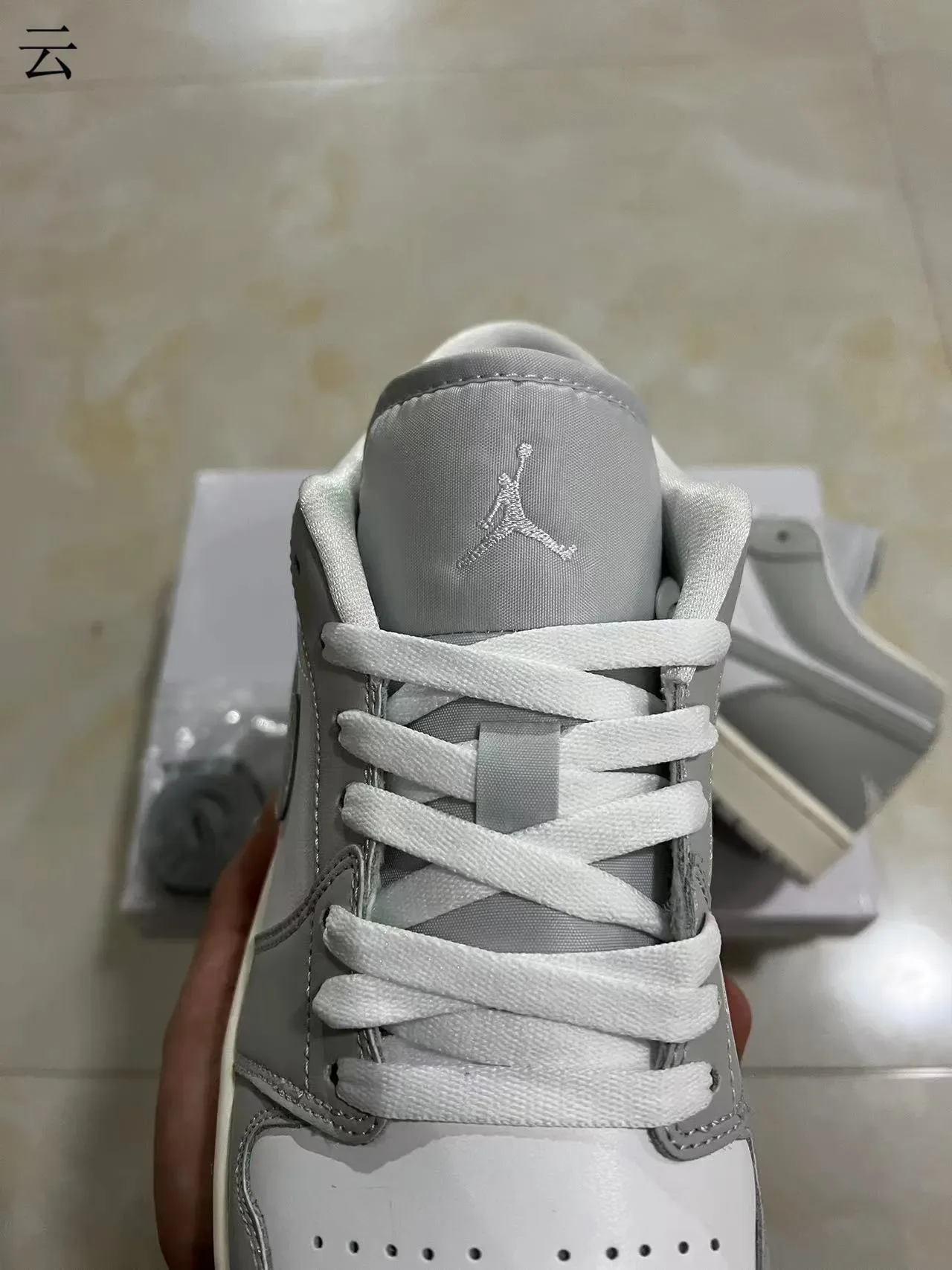 Nike Air Jordan 1 Low رمادي وأبيض Lifestyle Sneakers 4