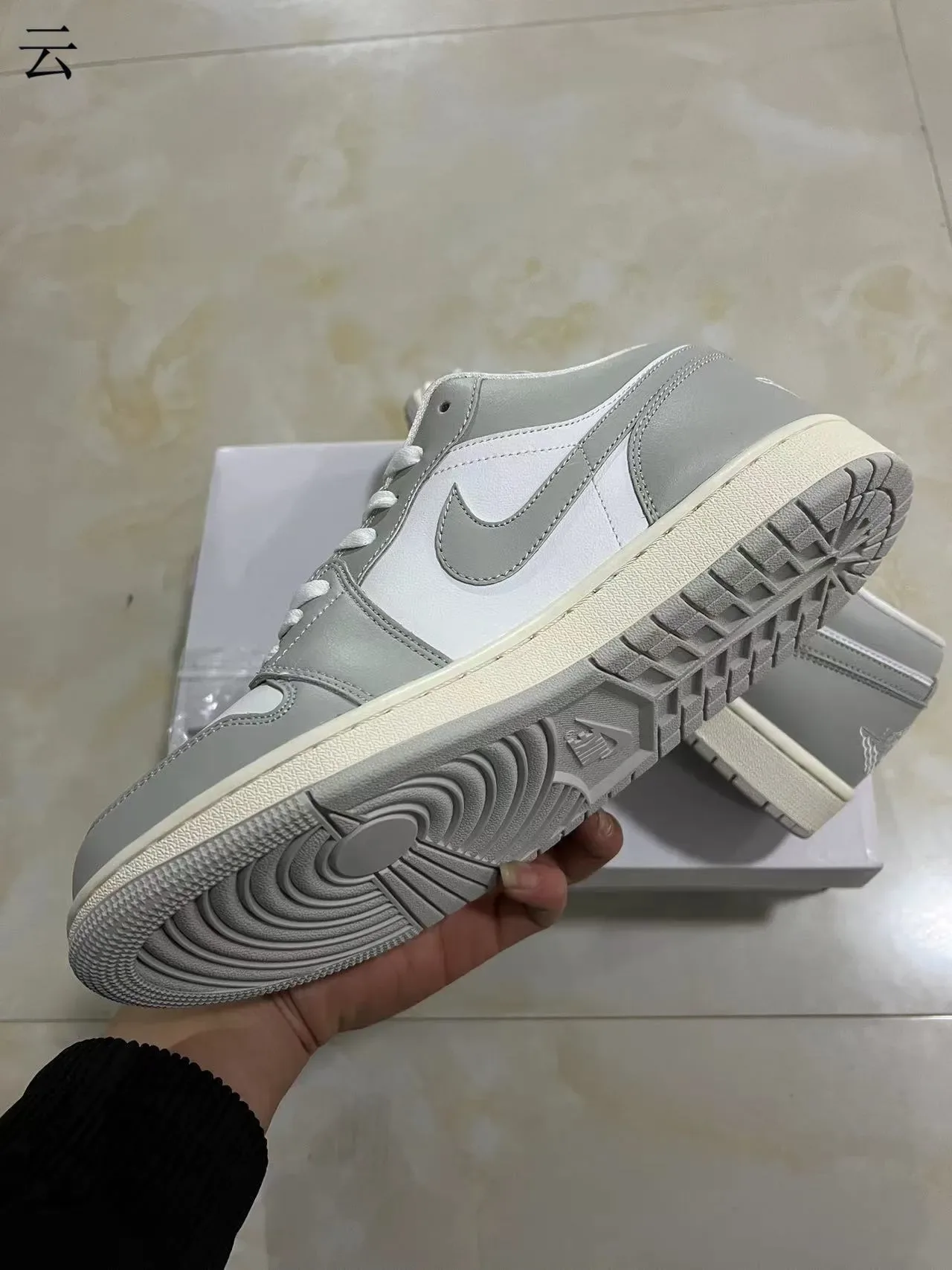 Nike Air Jordan 1 Low رمادي وأبيض Lifestyle Sneakers 6