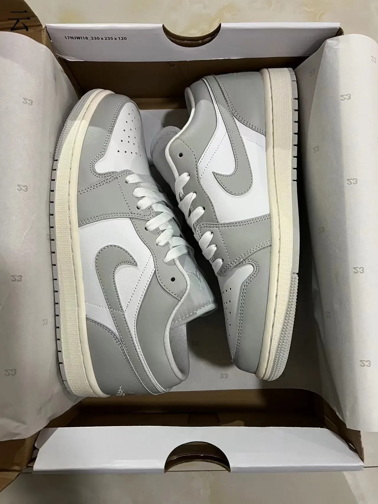 Nike Air Jordan 1 Low رمادي وأبيض Lifestyle Sneakers 9