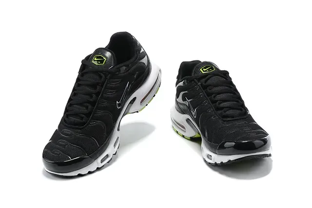 حذاء رياضي Nike Air Max Plus أسود وأخضر نيون 3