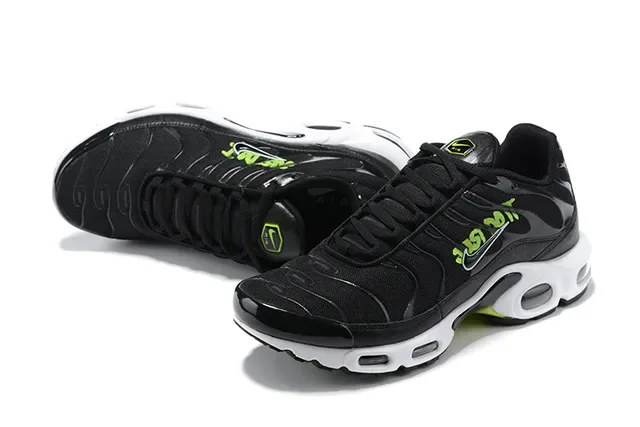 حذاء رياضي Nike Air Max Plus أسود وأخضر نيون 4