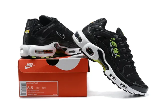 حذاء رياضي Nike Air Max Plus أسود وأخضر نيون 6