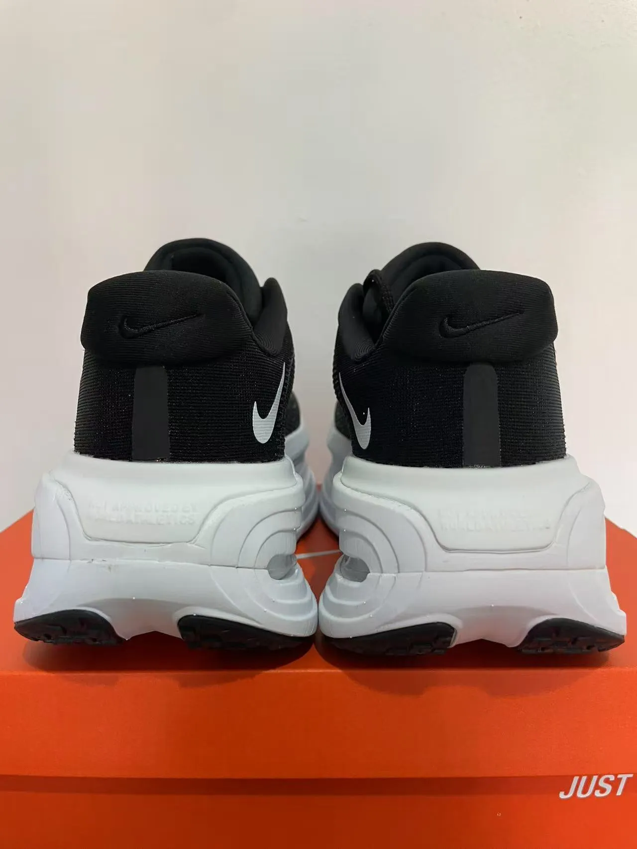 Nike Air Zoom Pegasus Preto Branco Upper de malha Engineered Unidade visível de comprimento completo Tênis de corrida 4