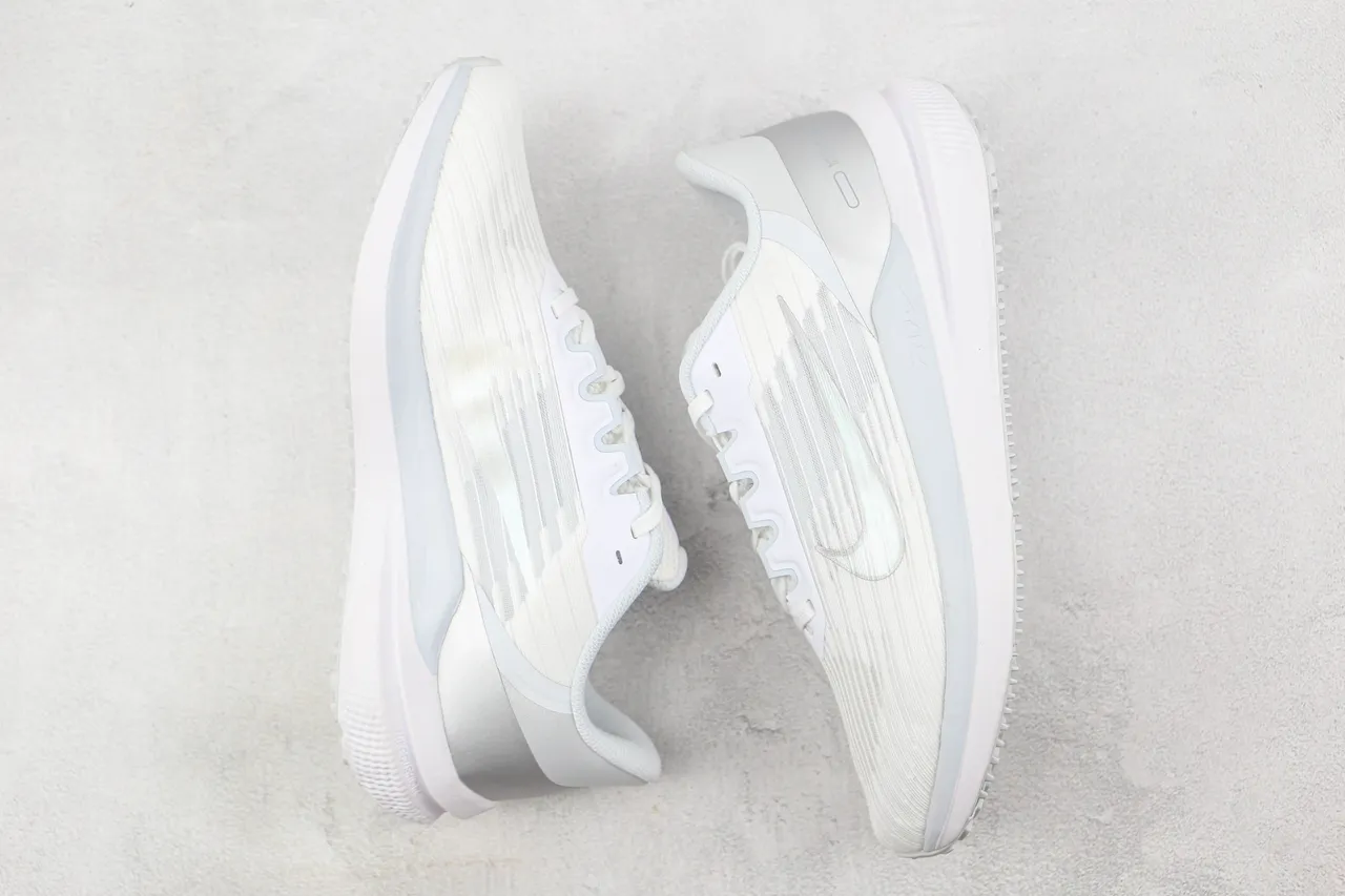 Nike Air Zoom Pegasus সাদা রূপালি কুঁচকুঁচে বুনন উপর অসমমিত লেস গার্ড রানিং জুতা 2