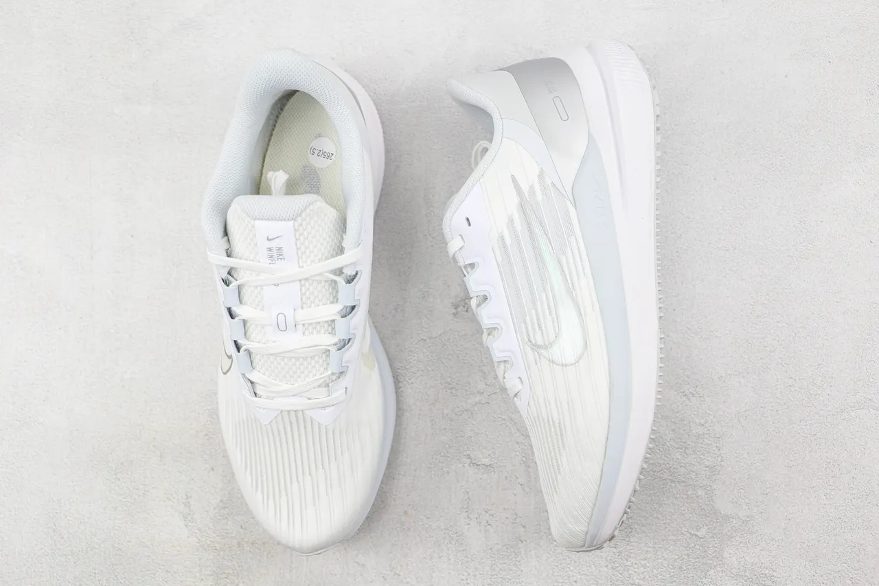 Nike Air Zoom Pegasus সাদা রূপালি কুঁচকুঁচে বুনন উপর অসমমিত লেস গার্ড রানিং জুতা 3
